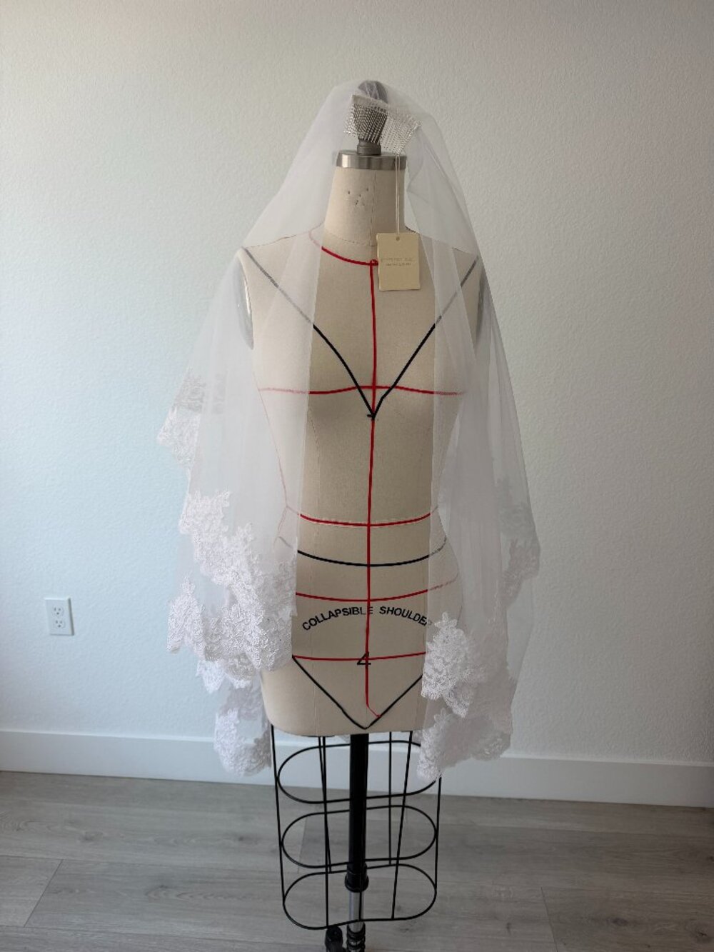 new with tag lace fingertip length veil style